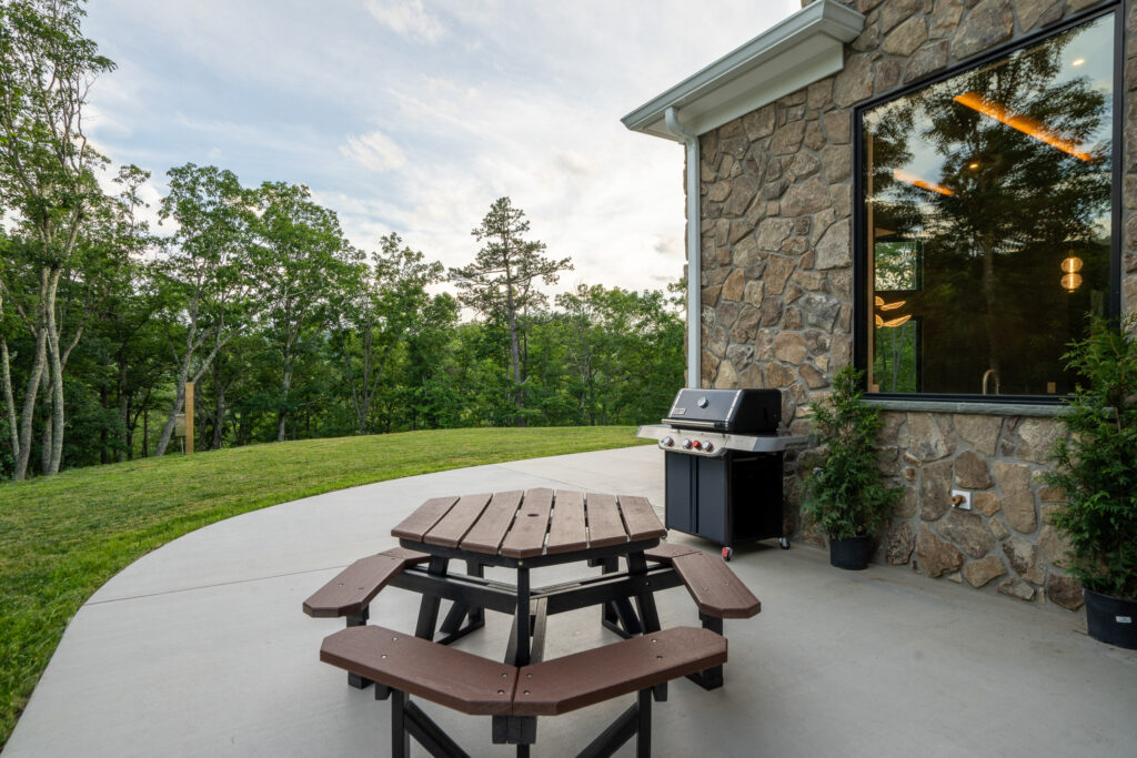 Outdoor picnic table and grill on the lawn at The Nook luxury rental in West Virginia